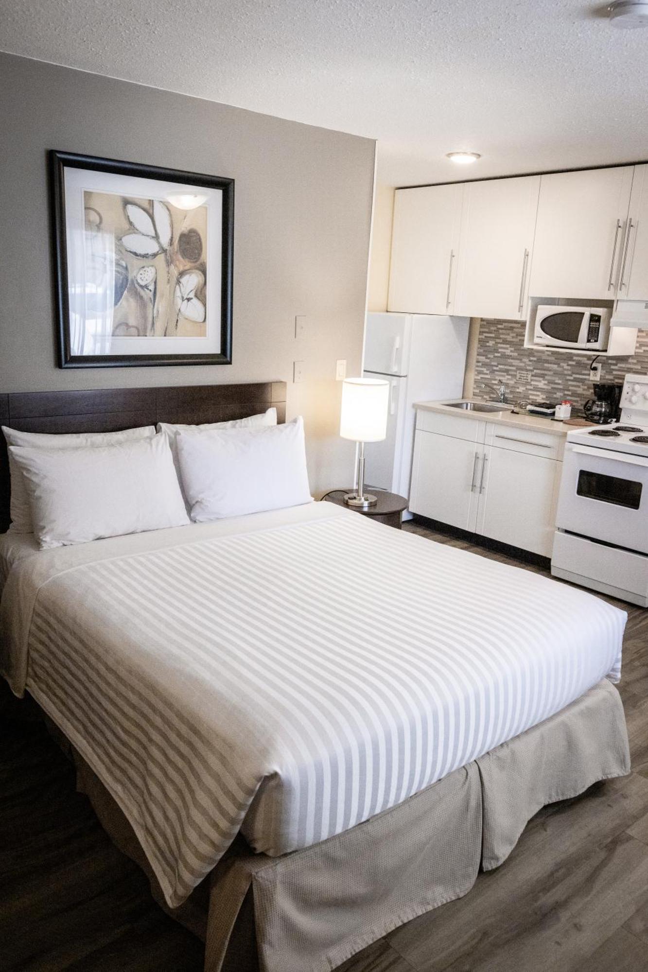 Siesta Suites Κελόουνα  Εξωτερικό φωτογραφία